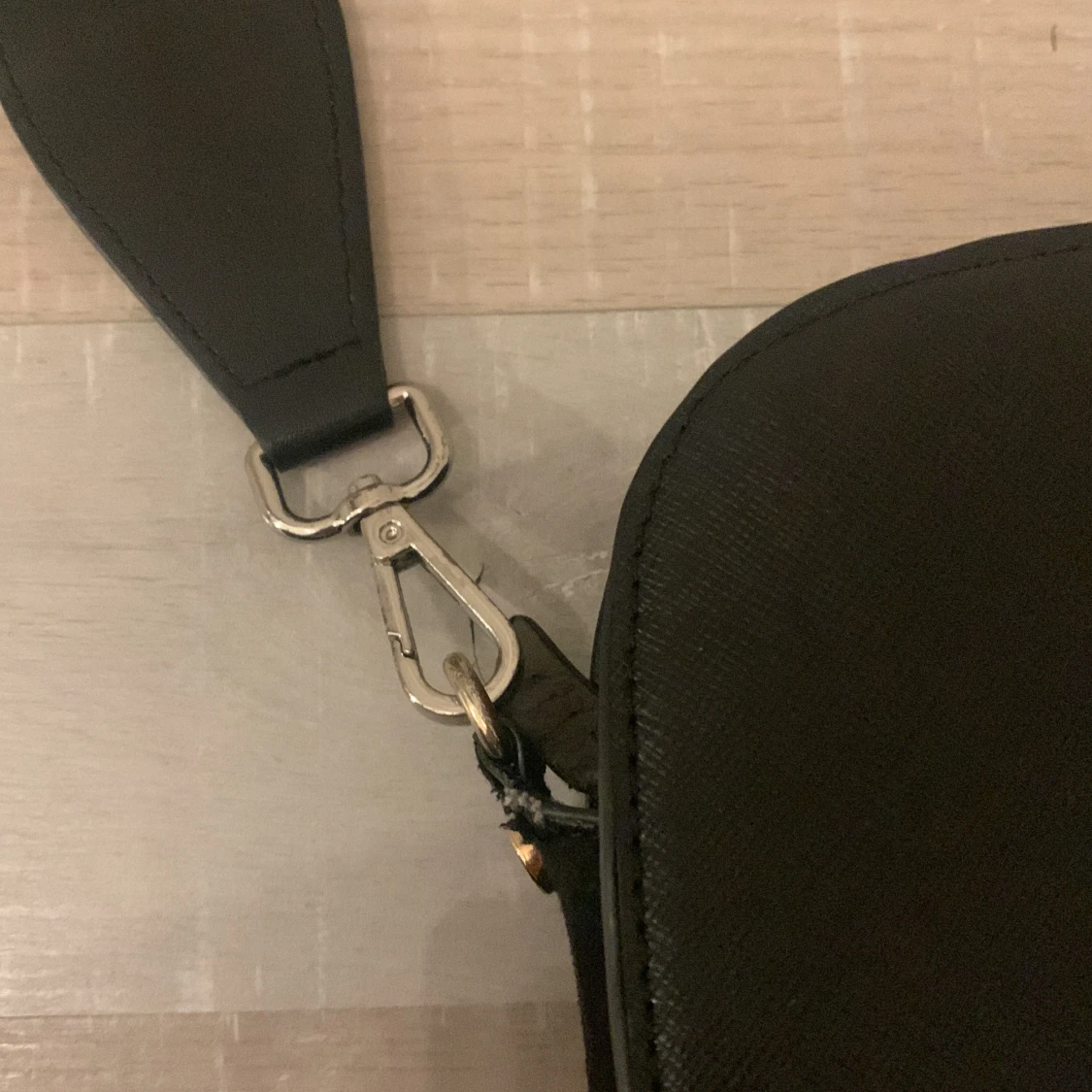 Svart axelväska med randigt band - 2