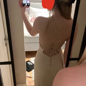 Champagnefärgad klänning med slits - Säljer min jätte fina balklänning jag hade i år. Kan gå med på första bästa pris då nån fin tjej förtjänar att hitta en fin billig balklänning. Den är i bra skick men har lite märken längst ner som jag kan skcika vid önskemål men bor hos min kille och klänningen är hos mig så man får nog påminna om jag glömmer bort att skicka vid förfrågan💕