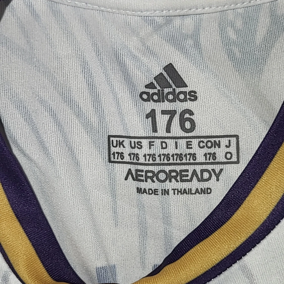 Vit Real Madrid fotbollströja med drakmönster. Cristiano Ronaldo nummer 7 - 4