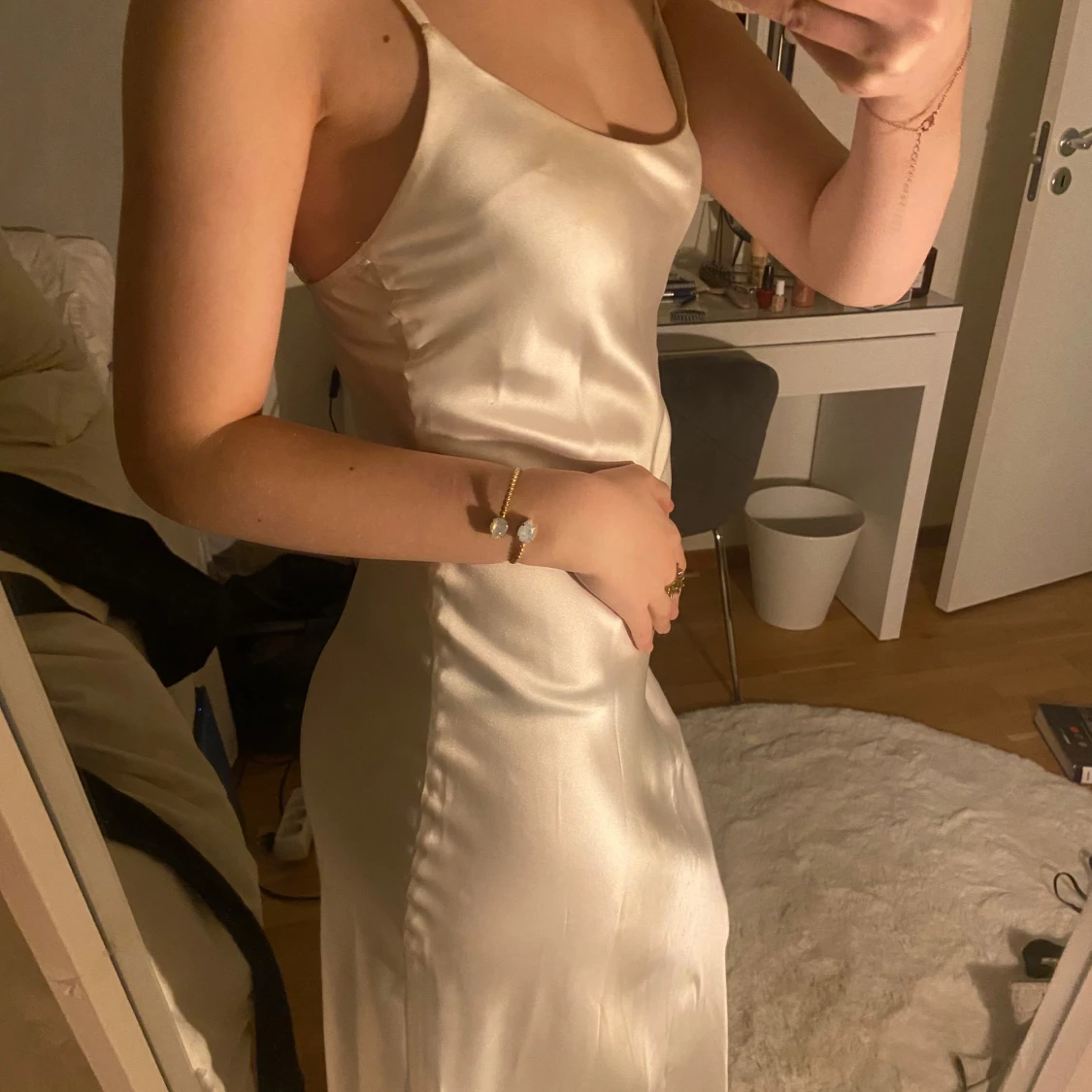 Vit axelbandslös klänning - 1