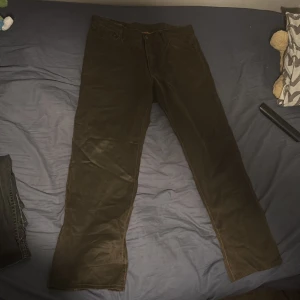Bruna läder byxor Marlboro - Snygga läder byxor från Marlboro Classics. Inköpt för någont år sedan men inget för mig. Dom är rätt baggy och de är nog rätt svåra att få tag på