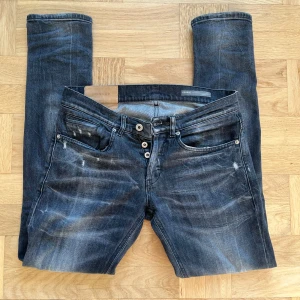 Dondup George  - Dondup i storlek 30, passar 31! De är i nyskick! Som helt nya💯 Riktigt snygg tvätt och slitningar! Modellen är 180 o väger 70.