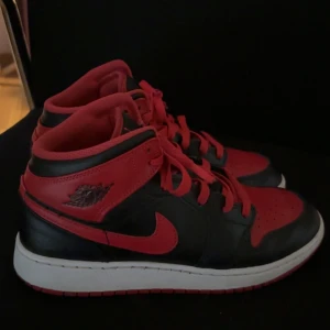 Air Jordan 1 Mid  - Pris kan diskuteras. Air Jordan 1 mid i svart och röd färgkombination. Har knappast haft på mig dessa. Kontakta mig ifall du vill köpaaa