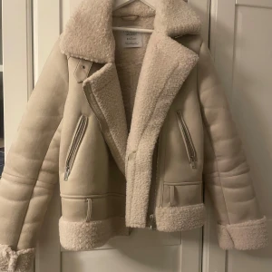 Beige vinterjacka i teddy material 🧸  - Säljer en snygg beige jacka i teddymaterial köpt från Zalando perfekt för kyliga dagar. Nästan oanvänd och är i mycket bra skick!⭐️