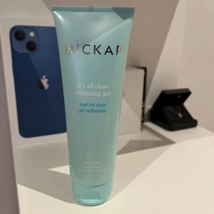 HICKAP It's All Clear Cleansing Gel - En rengöringsgel från HICKAP, perfekt för normal och kombinerad till fet hy. Den är 100% vegansk. Använd 1 gång.