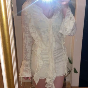 Vit spetsklänning med volanger - Säljer denna jättefina klänningen från boohoo, då den var lite för kort på mig💗Den är helt ny med lappen kvar!!