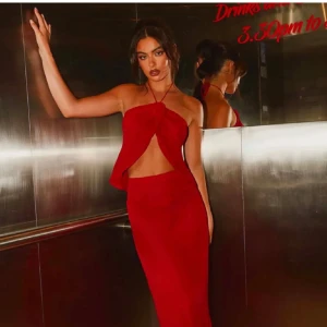 Röd långklänning med öppen design - Sååå fint set från Peppermayo. Köpt på plick men helt oanvänt. Tyvärr var det för litet för mig, därför jag säljer