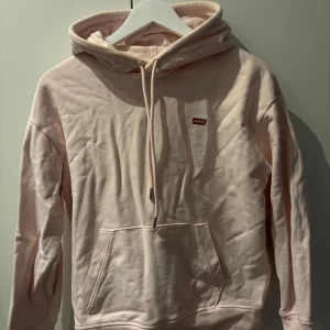 Ljusrosa hoodie från Levi's - Ljusråsa hoodie från Levi’s, inga hål eller fläckar!