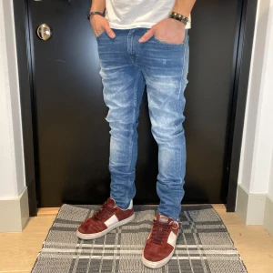 Tiger of Sweden jeans - Extremt unika jeans ifrån tiger of sweden med slitningar | Strl - 28/32 (fits 28/30) | Skick - 9/10 | Nypris - ca 1700kr | För ytterligare frågor är det bara att skriva 🗣️