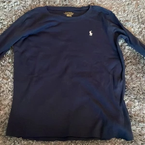 Mörkblå tröja från Polo Ralph Lauren L (12-14) - Säljer en stilren mörkblå tröja från Polo Ralph Lauren. Kan ta emot bud