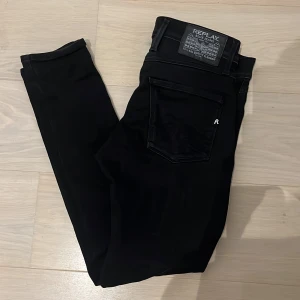 Svarta jeansbyxor från Replay - Säljer dessa snygga svarta Replay jeansen i modellen Anbass slim då de börjar bli små. Byxorna har inga defekter och säljer för en liten peng. Hör av er ifall ni har frågor eller prisförslag!