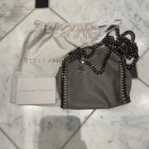 Stella McCartney väska  - Jättesnygg Stella McCartney väska i nyskick, äkthets bevis finns från Vestiare, köp direkt för 3000🩷