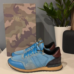 Blå Valentino rockruners  - Snygga blå Valentino sneakers med en mix av skinn och mocka. Box och allt med följer vid köp. Vid frågor och funderingar är det bara att skriva.