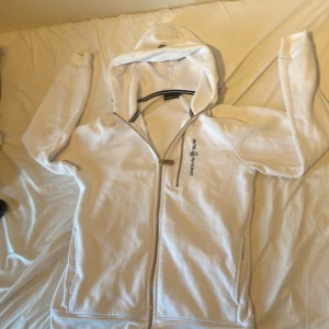 Vit huvtröja från Sail Racing - Säljer en extremt trendig sail racing hoodie i storlek 160. Tröjan är i princip i ny skick och perfekt för kyrkliga sommardagar. Vid frågor eller intresse tveka inte på att höra av dig :)