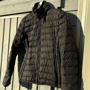 Parajumper Jacka - En svart parajumper jacka i storlek xs passar perfekt inför våren! HMU om just du är sugen!🫵
