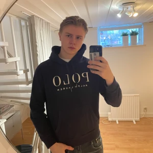 Polo Ralph Lauren Hoodie - Riktigt fräsch Polo Hoodie. Sitter som en smäck på mig som är 185cm. Strl Herr M. Riktigt skön och bra passform. Ligger runt 2000 ny.