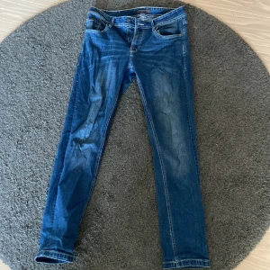 Blå jeans från S.C.W. - Snygga blå jeans från S.C.W. med klassisk femficksdesign och en bekväm passform. Perfekta för en avslappnad stil. Märkeslapp baktill och diskreta sömmar ger en stilren look.