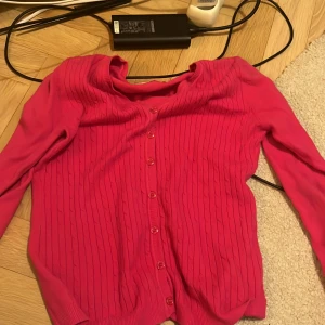 Rosa kofta från Urchin Girls - Säljer en söt rosa kofta från Urchin Girls. Den har ett ribbat mönster och knappar framtill. Perfekt. 💖Storlek 10 men sitter tajt o snyggt på mig som fyller 15. Fråga för fler bilder