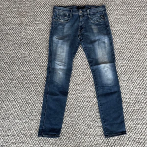 REPLAY ANBASS HYPERFLEX JEANS  - Replay anbass hyperflex jeans - Slim fit passform - Storlek W34/L32 - Nypris runt 1800kr -  Deluxecloset