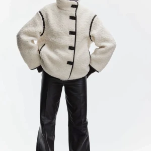 Teddy jacka helt ny  - Super super fin jacka från hm, helt ny med alla lappar kvar❤️skriv om du har några frågor! 