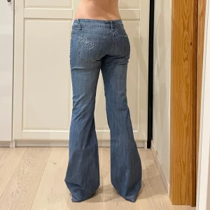 Lågmidjade bootcut jeans🤩 - Midja 40 cm rakt över, gren 18 cm o innerben 86 cm💕jae 169 o xs-s för referens. Märkta W27 men mer 25/26
