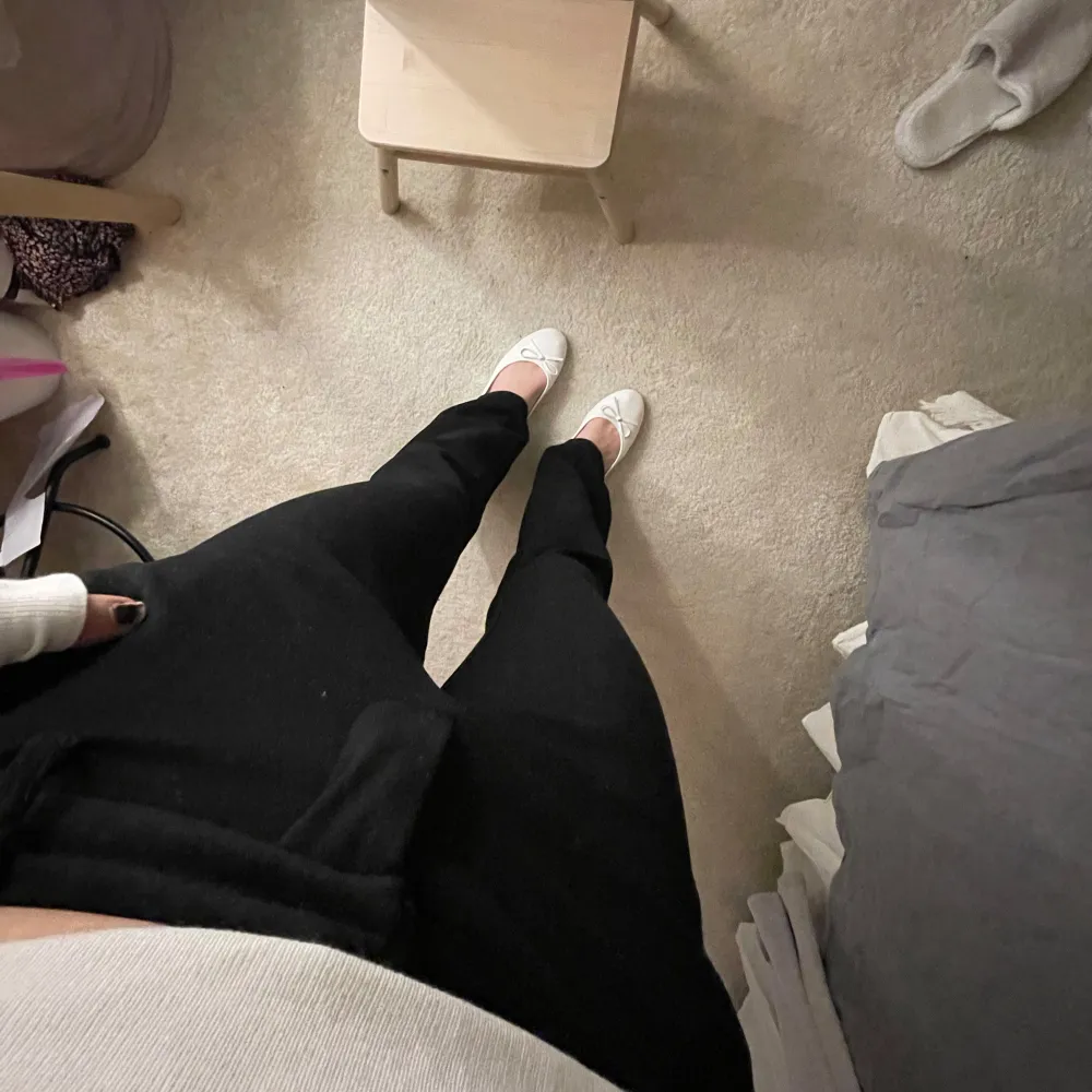 Snygga svarta kostym byxor med en stilren design. De har en medel hög/låg midja och en rak/bootcut passform. Perfekta för en fest eller vardags outfit. Storlek 32/34 och längden vet jag tyvärr inte men jag är 165 cm lång. 💘för mer bilder eller frågor, skriv privat.. Farkut & Housut.