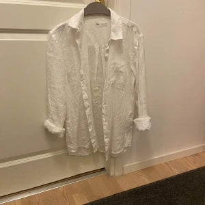 Linne skjorta vit - Linne skjorta från zara storlek S, använd fåtal gånger så den är som ny