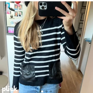 tröja zara - så cool tröja från zara men läder fickor! så snygg detalj! står stl L på lappen men skulle säga att den passar s!!! såå mugg till vardags🩰🎠🫶🏾