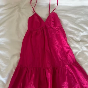 Rosa klänning  - Snygg rosa klänning med smala axelband och volangdetaljer. Perfekt för sommaren. Köpt på Plick men var tyvärr för liten för mig, men den är i väldigt bra skick.💗