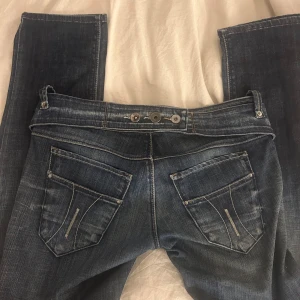 Mörkblå jeans från Fornarina - Snygga mörkblå jeans från Fornarina med en detaljerad och snygg design. Säljer då jag inte använder dem längre och då dom är lite förstora för mig.💞