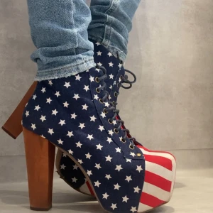 Jeffrey Campbell Havana Last - Jeffrey Campbell modell Havana Last. Använd några gånger med lite slitage under sulan. Riktigt bekväma och rejäl klack i trä. Jag har förvarat dem med ”pappersilägg” samt ”skopåsar” som medföljer vid köp. Nypris 1.499kr köpta från USA