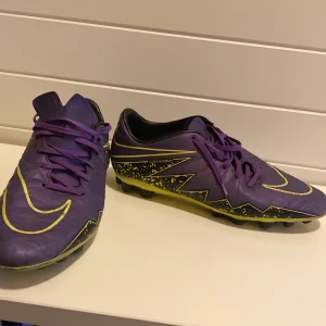 Nike hypervenom phantom 2 Lila - Hej säljer mina Hypervenoms som har legat i garaget ett väldigt bra tag. I mycket bra skick men dock använda för ett bra tag sen senast. AG sula alltså konstgrässkor