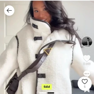 Vit teddyjacka med svarta detaljer - Slutsåld vit teddyjacka med svarta knappar och hög krage från hm