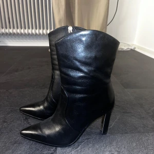 Boots med klack - Klackboots i läder från Tamaris strl 37. Använda en gång men för små därav säljer jag dem, gick på asfalt därav slitaget undertill som syns på sista bilderna. Originalpris 2300:-