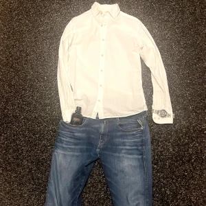 Linneskjorta  - Säljer en stilren vit skjorta från Jack & Jones Essentials. Skjortan har en krage och är tillverkad i en blandning av bomull och linne. Perfekt för vår och sommardagar med sin lätta och luftiga känsla. Knappar framtill ger en klassisk look. Hör av dig vid minsta lilla fråga🤩🏌️