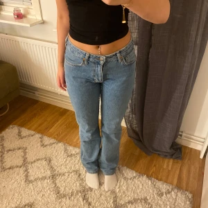 Låg midjade Blå jeans - Låg midjade Blåa jeans, använda några gånger och är i bra skick. Storlek 27/32, midja 27 och längd 32