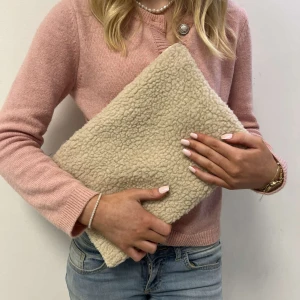 Beige datorfodral i teddy  - Datorfodral i Teddy från vårt uf Casely. Måtten ör 24x34
