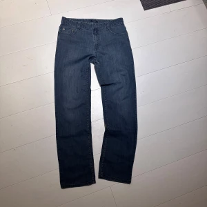 burberry jeans - tokfeta burberry jeans, !!första knappen saknas!!, säljer därför för ett extremt schysst pris. dock på den tunnare sidan, skriv ifall ni har frågor!