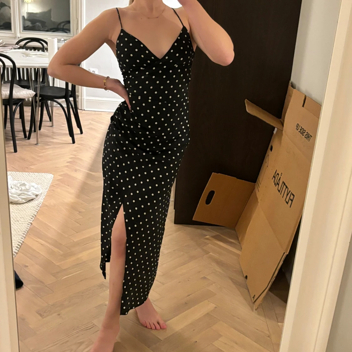 Svart prickig klänning med slits