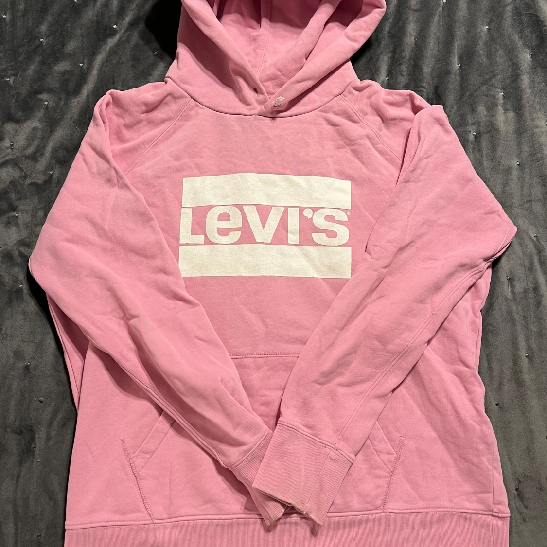 Rosa hoodie från Levi's