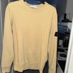 Stone island Garment Dyed Fleece Sweatshirt Desert - Garment Dyed Fleece Sweatshirt Desert använd 2 gånger nypris 3000 säljer för 1800 , plagget har nyskick i kvalité 