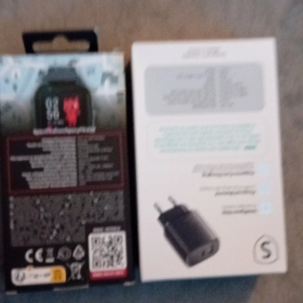 Säljer en blå 4G GPS-klocka för barn från maXlife. Klockan har funktioner som GPS-spårning och är designad för att vara lättanvänd för barn. Perfekt för att hålla koll på var barnen befinner sig. Klockan har en modern design med en tydlig display.. Asusteet.