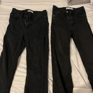 Jeans  - Två par jeans från Gina tricot. Båda för 200 och ett par för 100. 