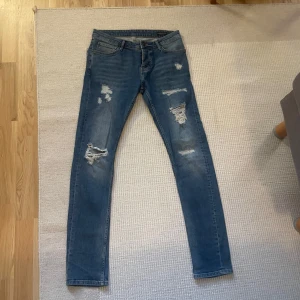 Adrian Hammond stl 30 - Säljer ett par otroligt unika Adrian Hammond jeans i storlek 30. Plagget passar w28-30 då storleken är lite liten. Jeansen är slimfit och är lätta att styla på olika sätt. Jeansen har inga defekter. 