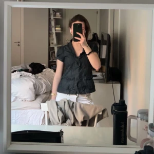 Jeans topp💘✨💗🩷💕 - Super super fin och unik jeans topp i jättebra skick!! Älskar den här toppen så så mycket💕Säljer då den tyvärr inte passar mig💘