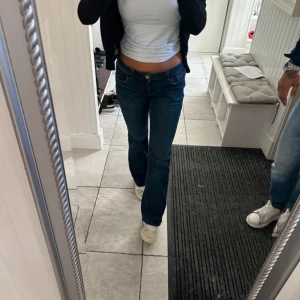Jeans - Säljer dessa jätte fina och skön jeans. De är i bra skick och i bra skick. storlek m