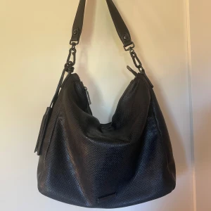 Handväska  - Säljer nu denna jättefina handväska ifrån märket suri frey💕 det syns att den använts då axelremmen är lite nött. Du får med en helt ny inplastad axelrem!