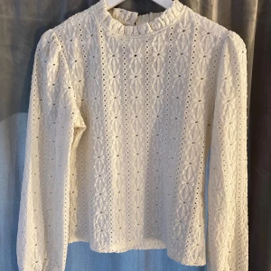 Vit fin tröja  - Den är använd men fortfarande i bra skick💕