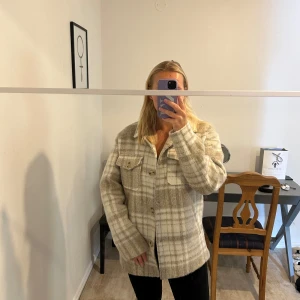 Beige kappa - Biege kappa från NAKD. Aldrig använd så i fint skick. 