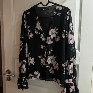 Blommig blus - Blommig blus ifrån bikbok Stl M (Genomskinlig i material) 80kr